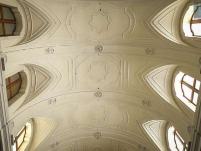 Il soffitto della chiesa � decorato con motivi geometrici e stelle a otto punte, illuminato da finestroni laterali